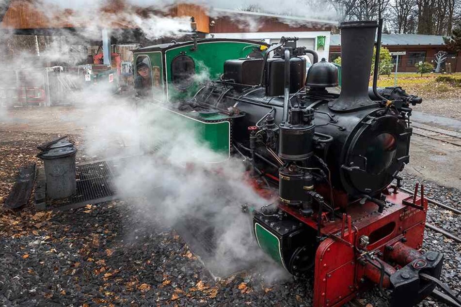 Volle Kraft voraus: In der nächsten Woche startet die Parkeisenbahn in die neue Saison. Vorher wird am Samstag geputzt.
