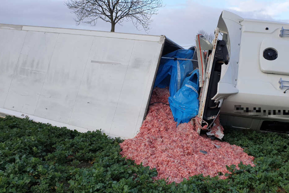 Teile der Ladung landeten auf einem Feld.