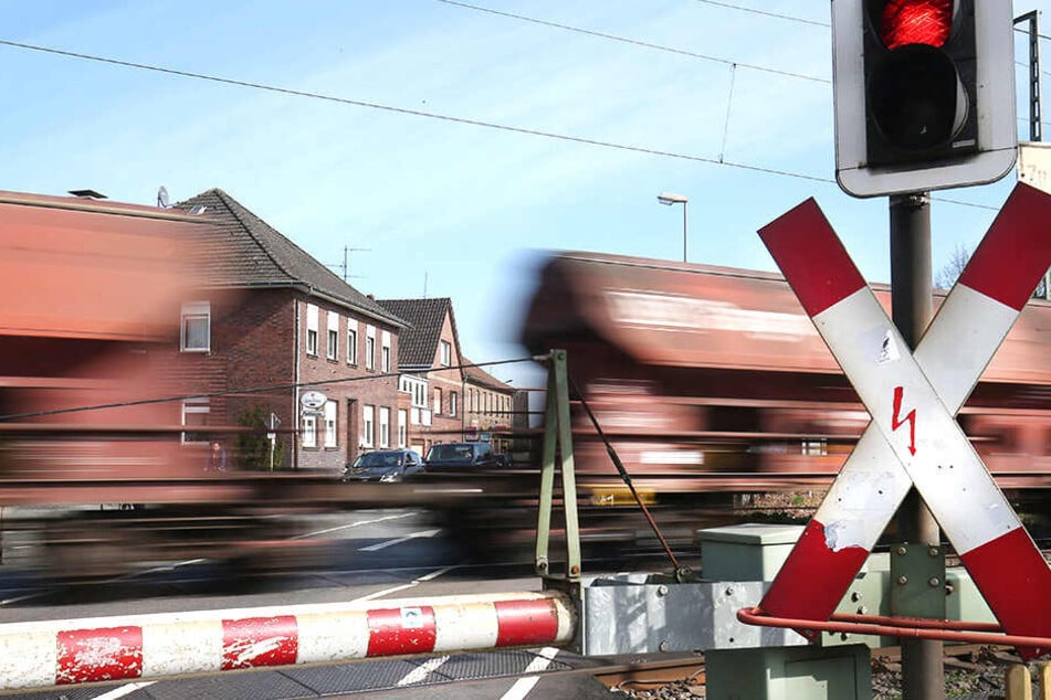 Züge kommen mit großer Geschwindigkeit angefahren. Deshalb haben Menschen auf den Gleisen nichts verloren.