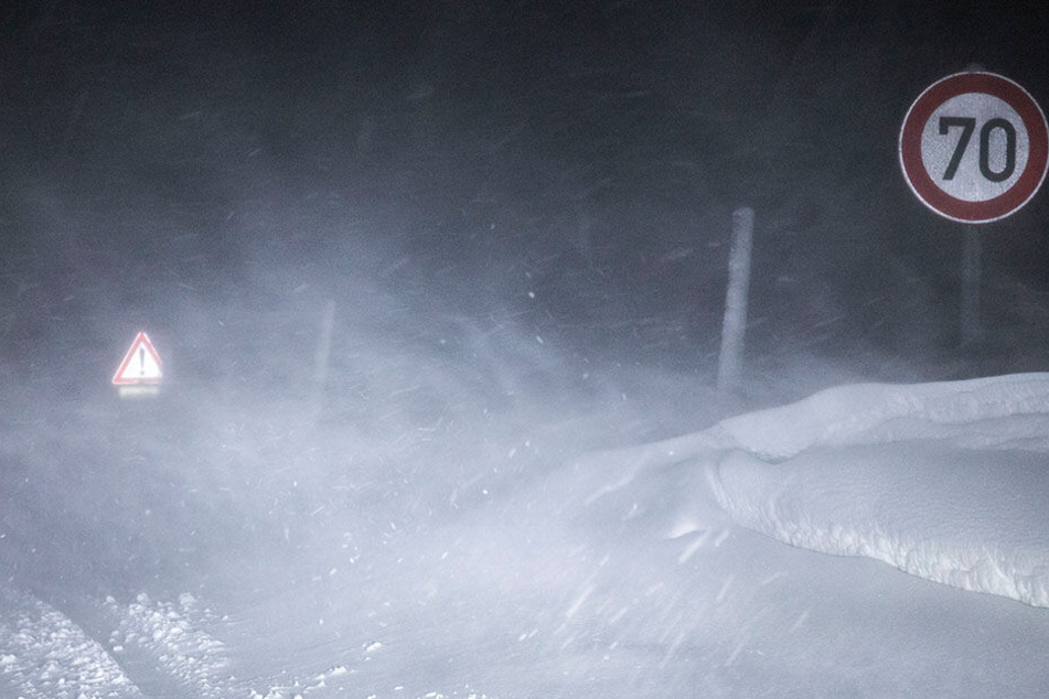 Die Auffahrt zum Fichtelberg war im Schneesturm kaum erkennbar.