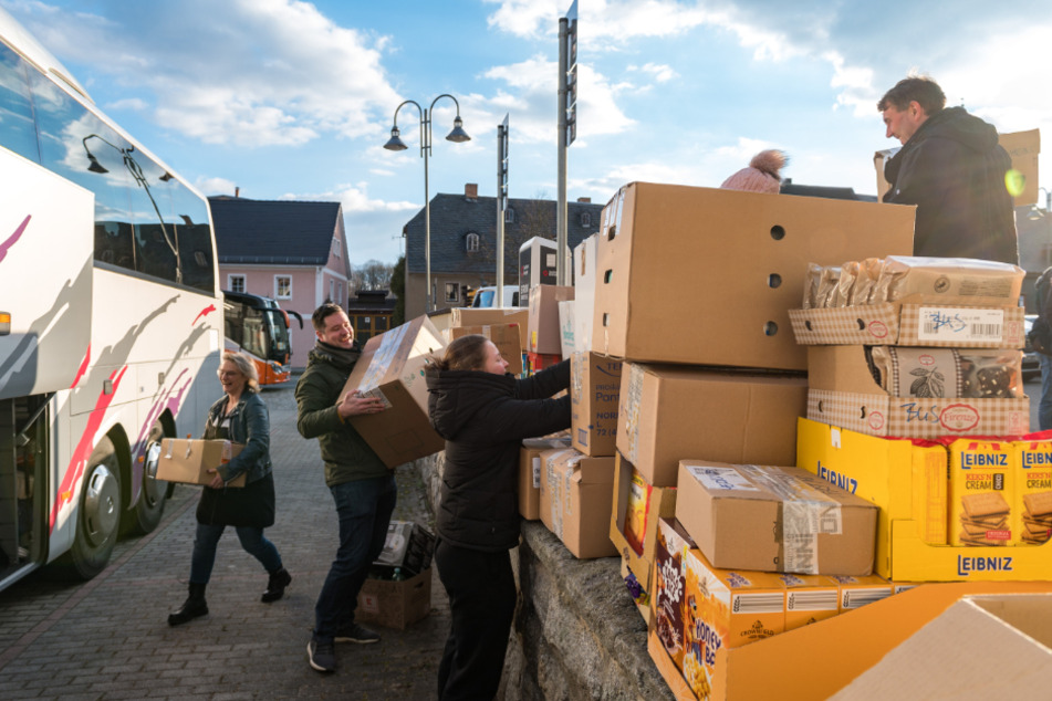 Rund 200 Kartons mit Hilfsgütern werden von freiwilligen Helfern in den ersten beiden Bussen verstaut.