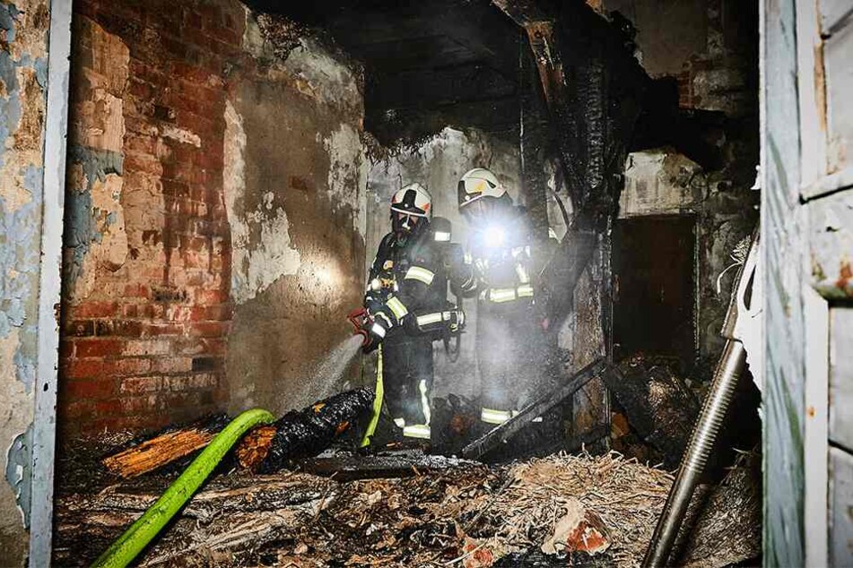 Ein Holzbalken und Unrat waren im Erdgeschoss in Brand geraten.