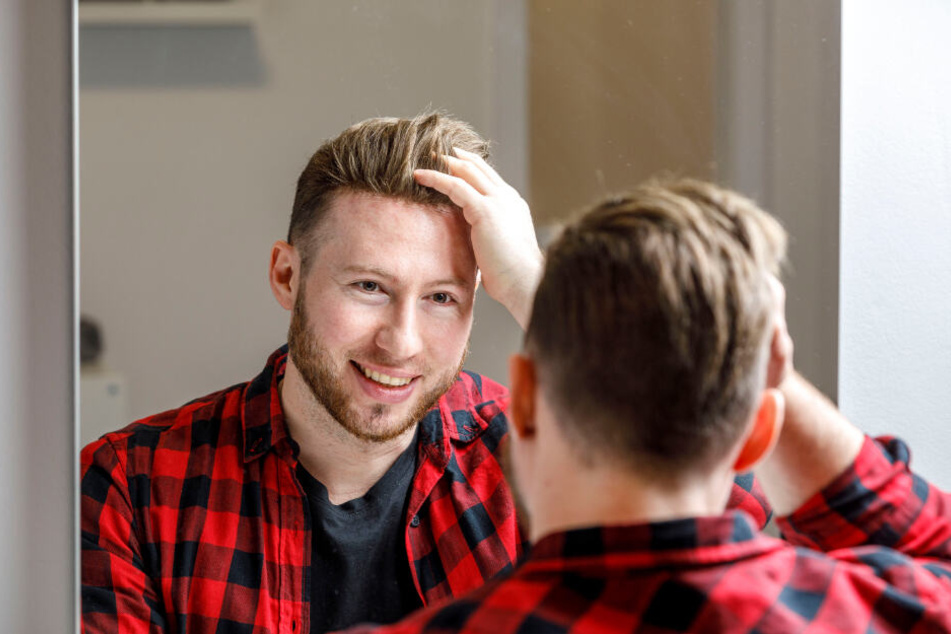 Kaum wieder zu erkennen! Der Student fährt nach der Behandlung durch seine neu gewonnene Haarpracht.