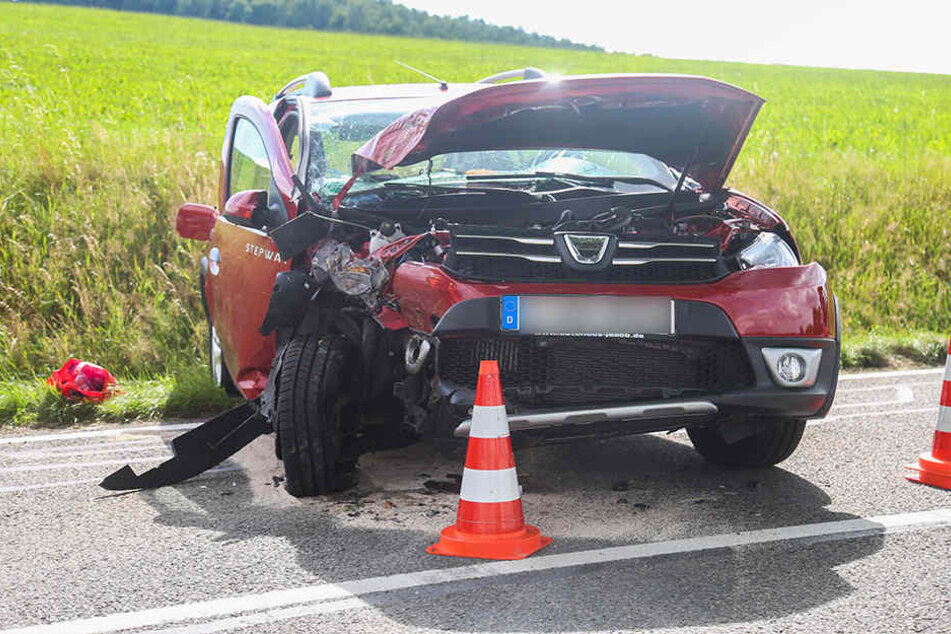 Der Dacia war frontal in einen Baum gekracht.