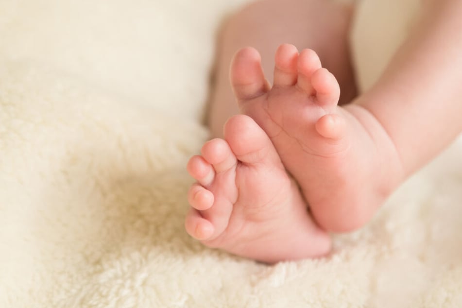 Das Baby überlebte die Zeit in der Kälte.