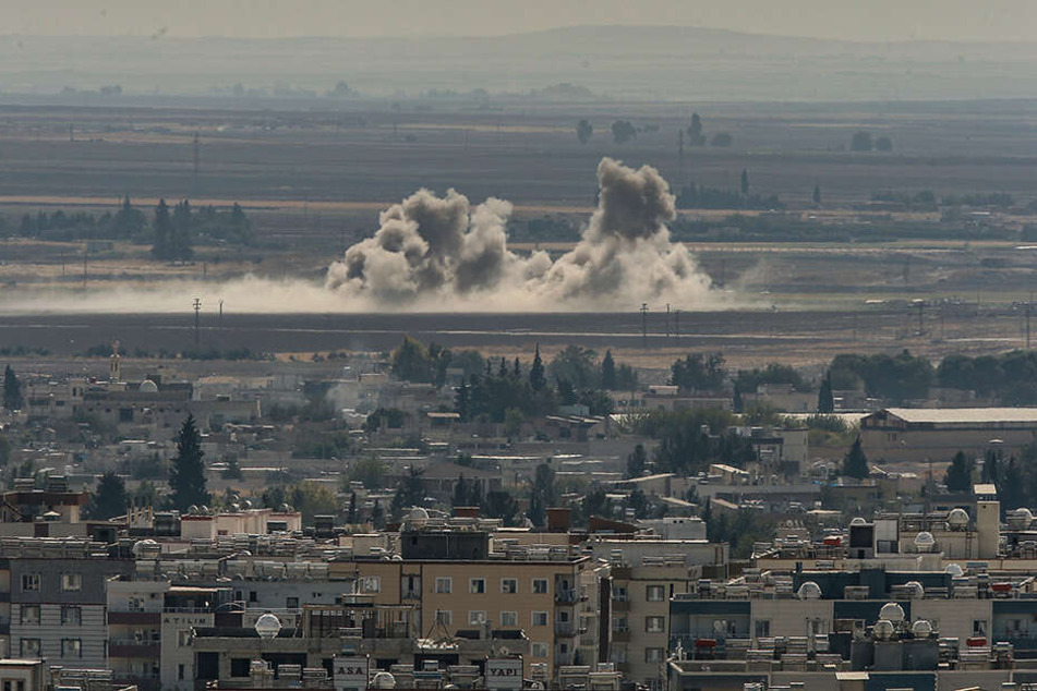 Rauschwaden steigen an der Grenze zu Syrien nach Angriffen des türkischen Militärs auf.