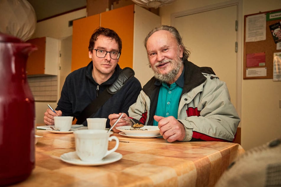 Morgenpost-Reporter Hermann Tydecks (36) mit Andreas (71), der seit zehn Jahren obdachlos ist.