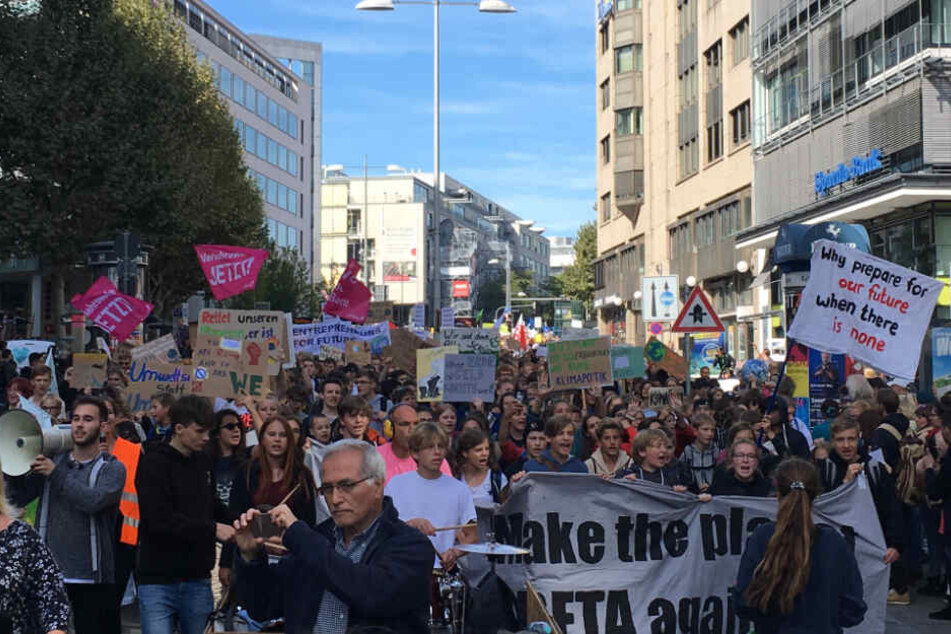 Am Rotebühlplatz trafen die drei Demonstrationszüge aufeinander und machen sich auf dem Weg zum Schlossplatz.