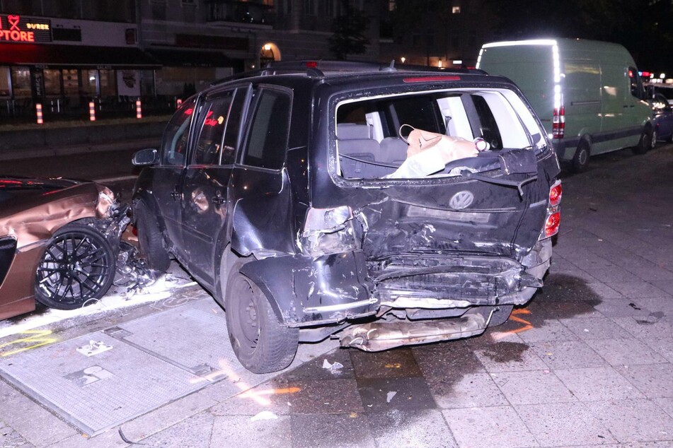 Durch den heftigen Einschlag des schnellen Audi wurde ein geparkter VW stark beschädigt.