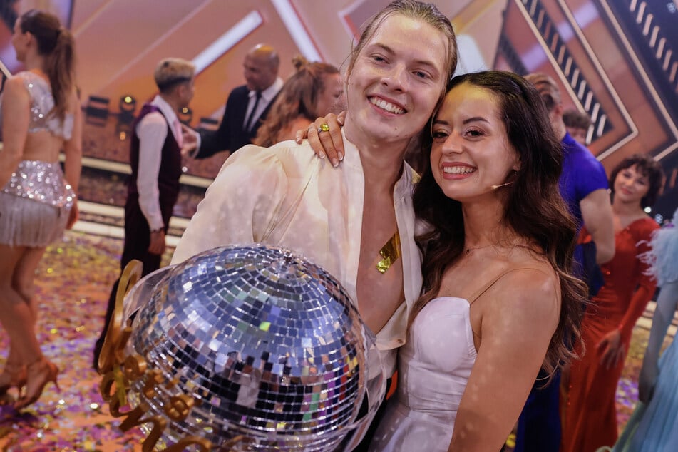 An der Seite von Profitänzerin Malika Dzumaev (35) konnte sich der Musiker 2024 den Sieg bei "Let's Dance" holen.