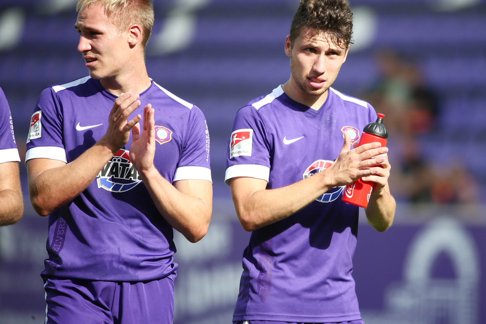 Duellieren sich um den Platz auf der rechten Außenbahn: Florian Krüger (l.) und Tom Baumgart.