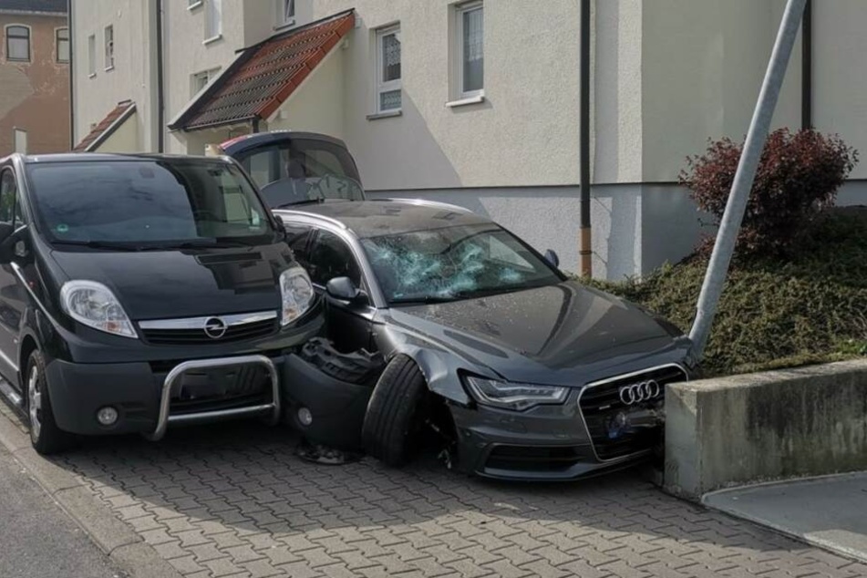 Eine der Hauptverdächtigen hatte versucht mit einem Auto zu fliehen und baute dabei diesen Unfall.