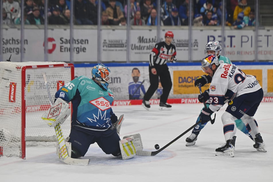 Eislöwen-Goalie Juho Olkinuora (35, l.) musste die üblichen viermal hinter sich greifen.