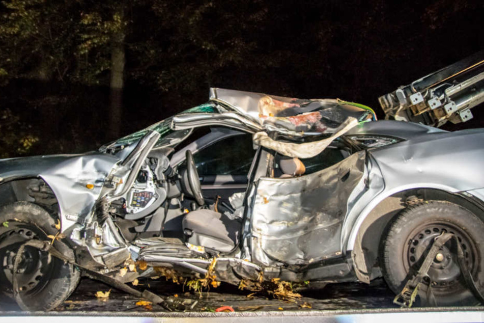 Das Auto des jungen Mannes prallte mit der Fahrerseite gegen einen Baum. Der 18-Jährige hatte keine Chance. 