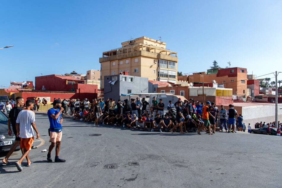 Migranten warten vor dem neuen Aufnahmezentrum "Los Rosales" in Ceuta.