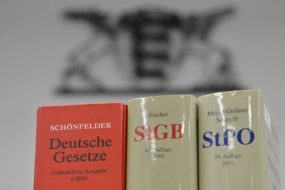 In den 70er Jahren wurde der Gefängnissaal in Stuttgart-Stammheim durch die RAF-Prozesse weltweit bekannt. (Symbolbild)