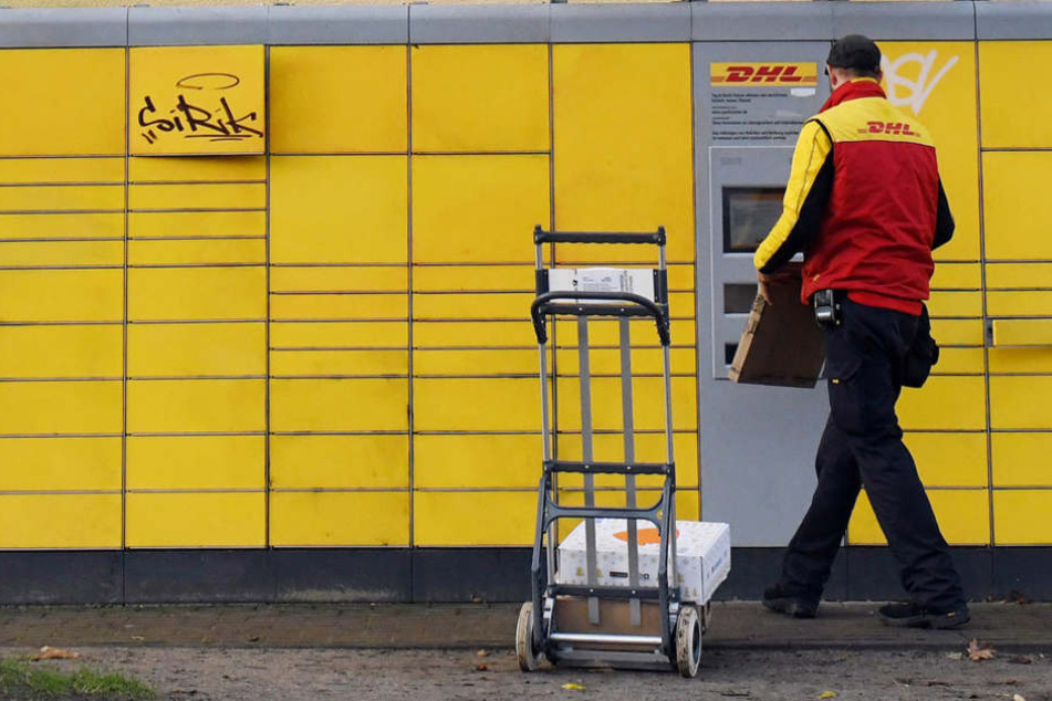 Ein DHL-Mitarbeiter steht an der DHL-Paketstation an der Kantstraße Ecke Roseggerstraße (Potsdam), in der die Paketbombe aufgegeben wurde.