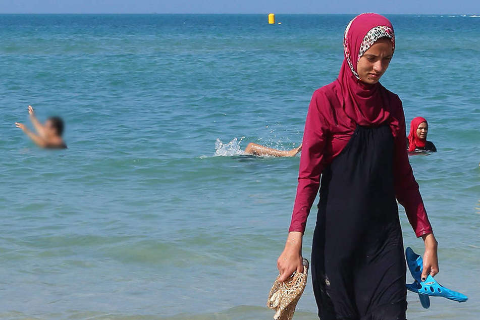 Etwa zehn Frauen, die am Strand von Cannes im Burkini baden wollten, seien am Freitag vorläufig festgenommen worden.