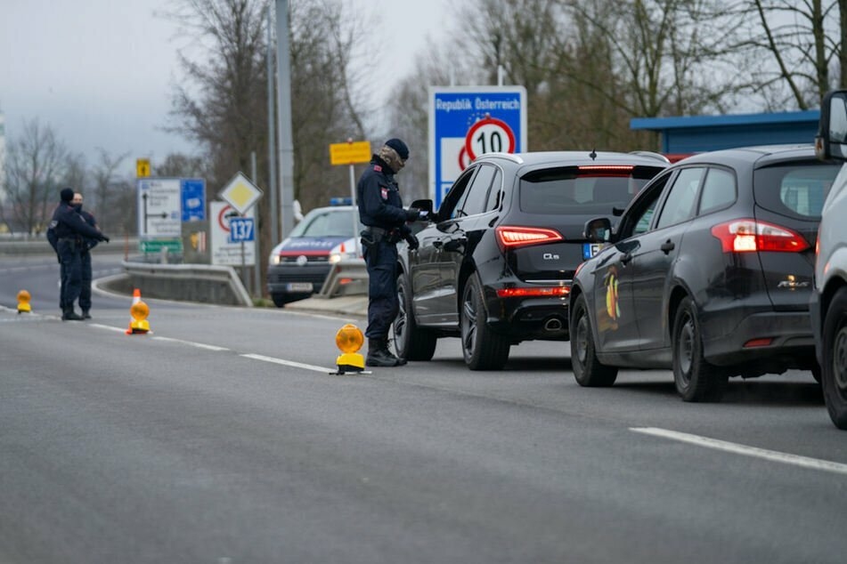 Bei der Aus- und Einreise gelten zunächst noch meist strenge Regeln. (Archiv)