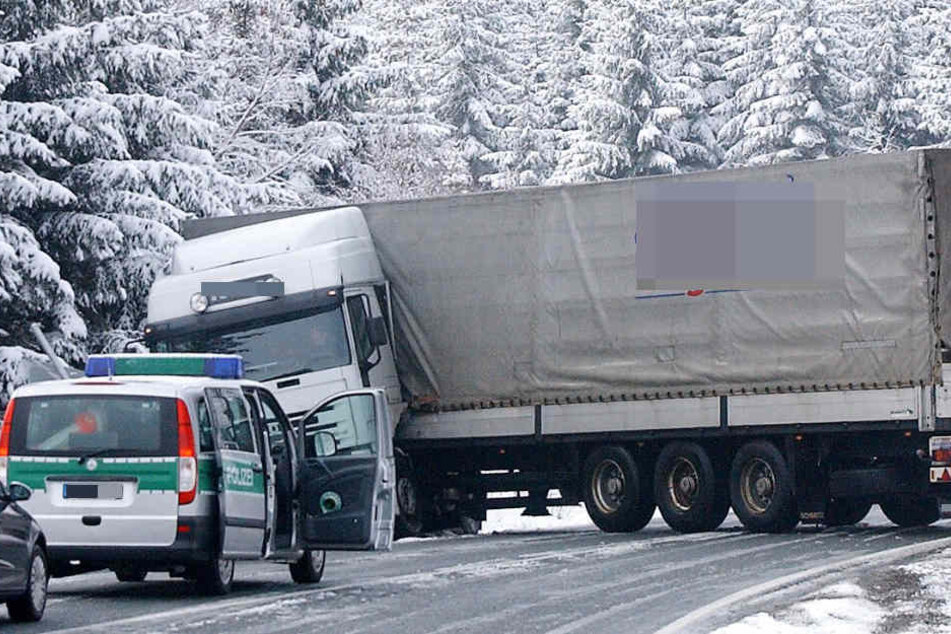 Allmählich wird es so wie hier auf dem Foto immer weißer und damit auch rutschiger auf Thüringens Straßen. (Symbolbild)