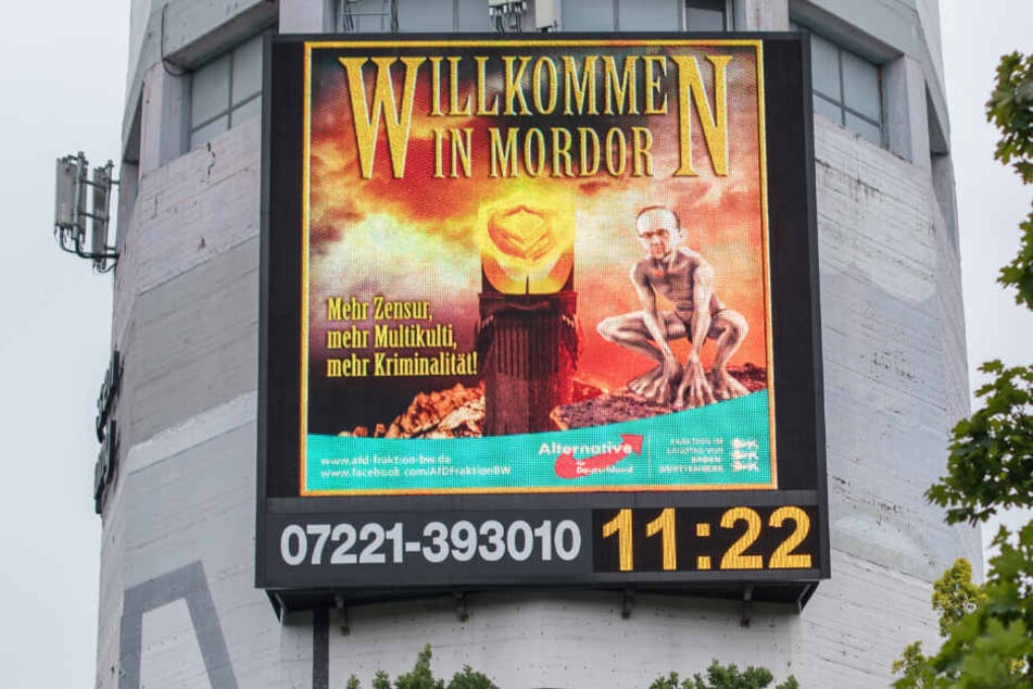 Auf einem Großdisplay ist am Stuttgarter Pragsattel im August 2017 ein Bild aus der Kampagne der AfD zu sehen, in der Merkel (links) und Maas als Sauron und Gollum dargestellt werden.