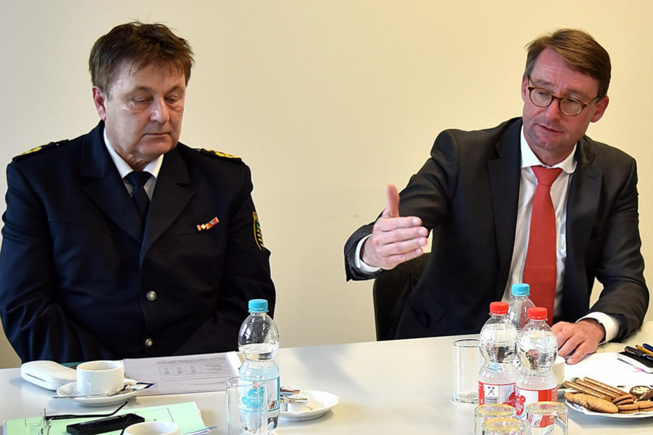Der Polizeistandort Wurzen erhält fünf Polizeibeamte mehr. Das verkündete Innenminister Roland Wöller (r.) bei seinem Besuch. Neben ihm: Leipzigs Polizeipräsident Bernd Merbitz.