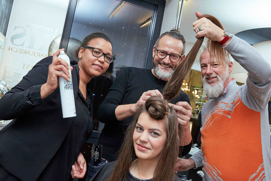 Um einen Dutt perfekt hinzukriegen, sind drei Friseure gefragt: Ralf Suchomel (54) und Frank Bohm (52, r.) stylen mit ihrer Mitarbeiterin Elisa das Model.