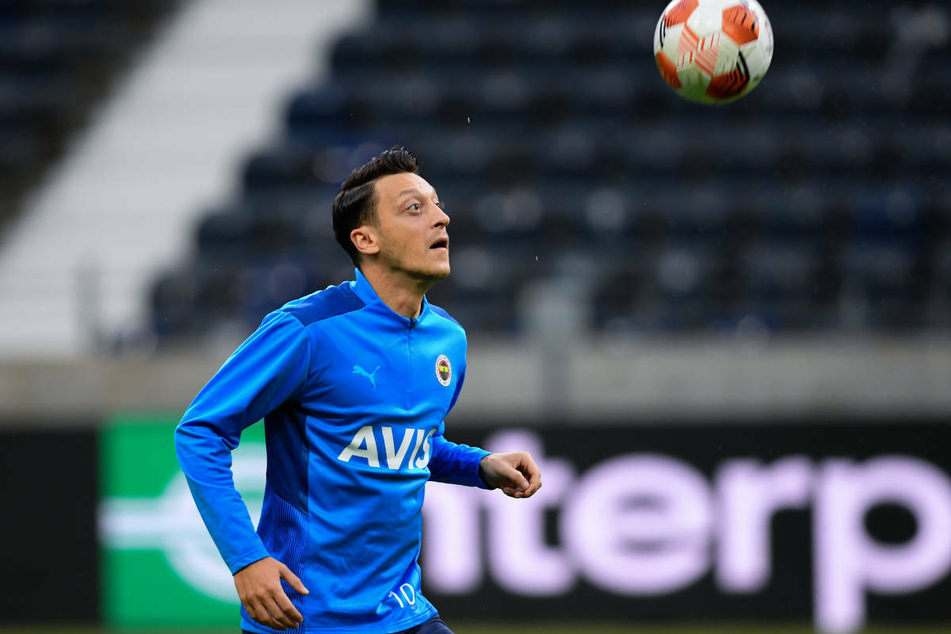 Mesut Özil (32) beim Abschlusstraining von Fenerbahce im Deutsche Bank Park: Für ein Pflichtspiel kehrt der ehemalige Nationalspieler zurück nach Deutschland.