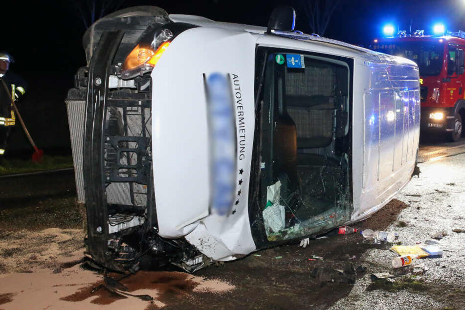Der Transporter kam nach dem Überschlag auf der Fahrerseite zum Liegen.