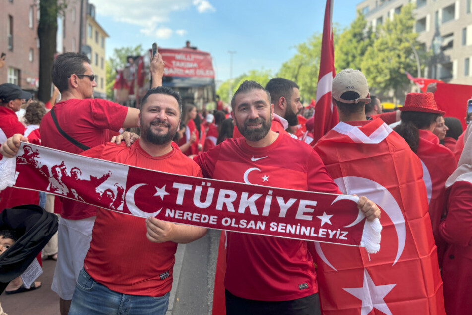 Alper (43, l.) und Ufuk (40) gehen ins Stadion und hoffen auf einen 3:1-Sieg der Türkei.