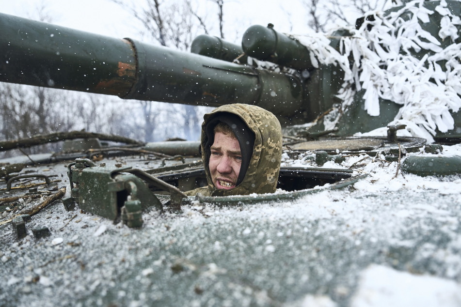 Mit dem Fortschreiten des Krieges erlebten die Soldaten alle Jahreszeiten an der Front. Die Winter in der Ukraine sind eisig. Mittlerweile bekommt die Ukraine aber Unterstützung aus dem Westen. Ein Soldat sitzt hier in einem (trotzdem kalten) Artilleriefahrzeug.