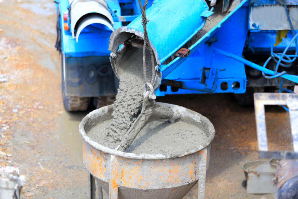 Der Arbeiter wollte den Pumpschlauch eines Betonmischers reinigen. (Symbolbild)