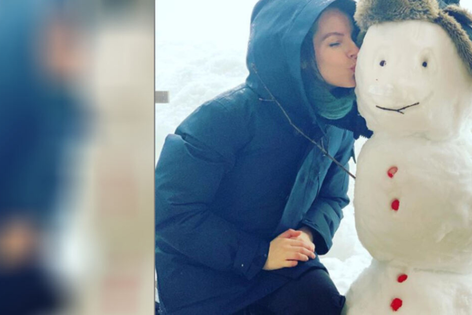 Yvonne scheint ihren Schneemann wirklich gut zu finden.