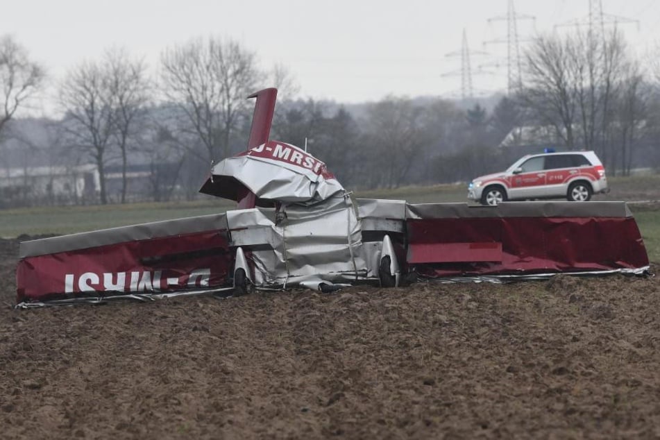 Das Flugzeug stürzte westlich der Autobahn 5 ab.
