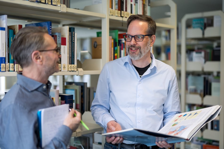 MOPO-Redakteur Thomas Staudt (59) in der Bibliothek des ifl im Gespräch mit Tim Leibert (r.).