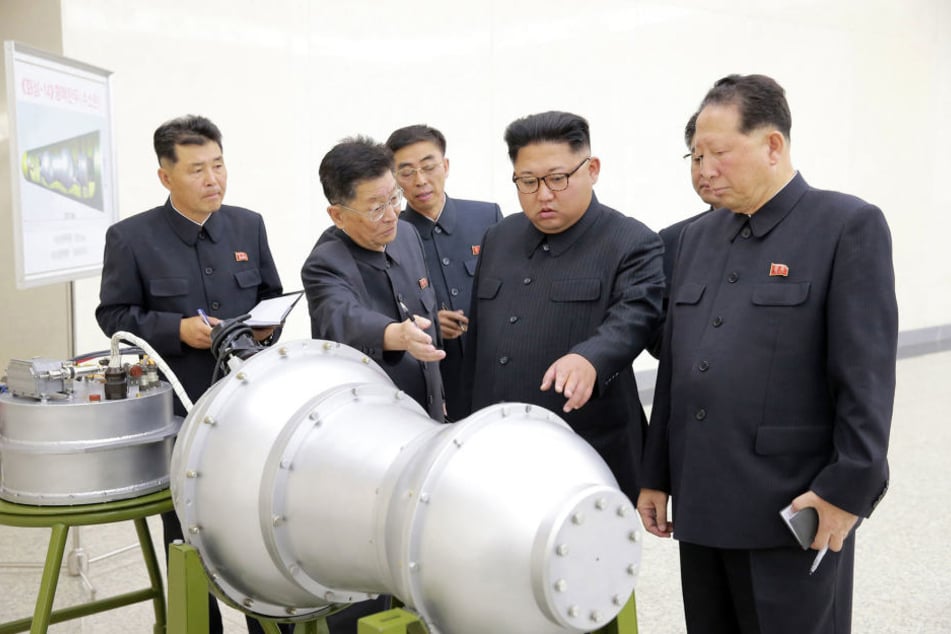Angeblich besitzt Nordkorea eine Wasserstoffbombe. Dieses Bild mit der Inspektion des Sprengkopfes wurde verbreitet.