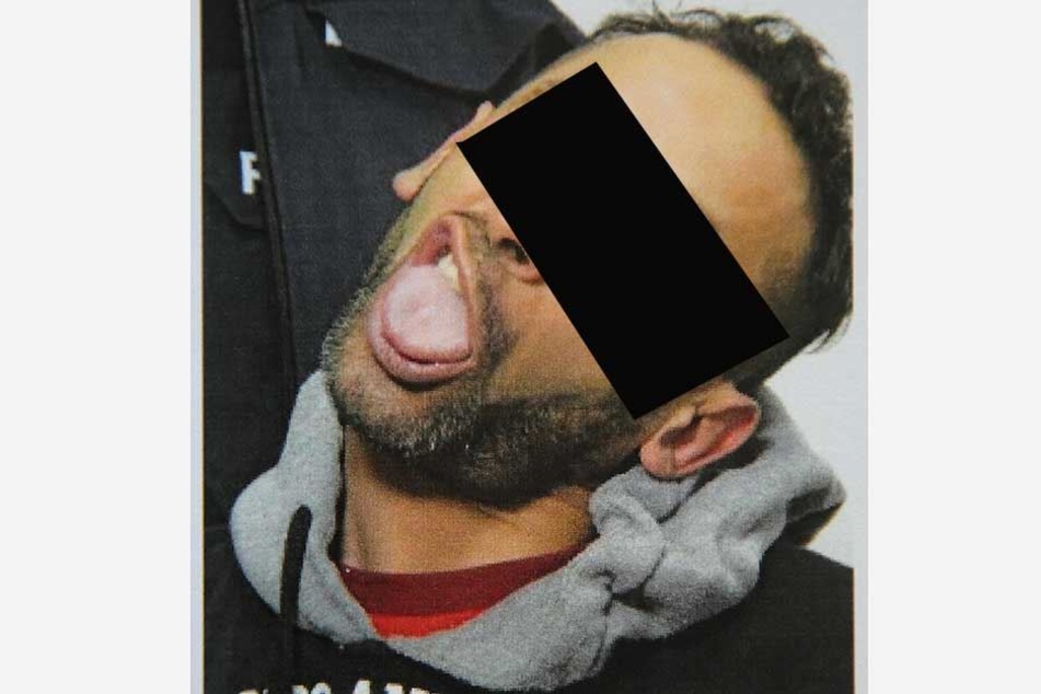 Der mehrfach vorbestrafte Ali H. (35) machte im Revier den Kasper, als er von der Polizei fotografiert wurde.