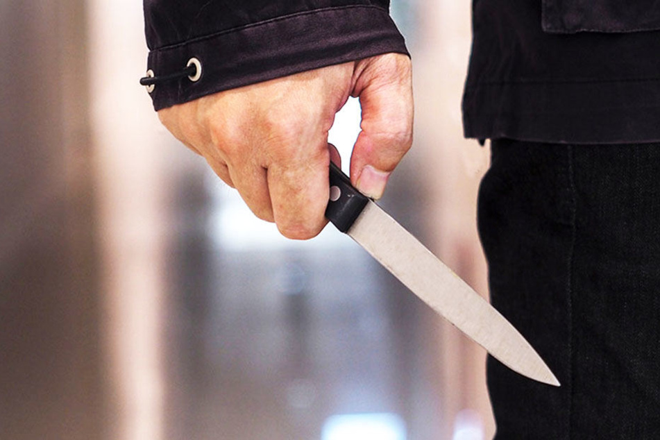 Plötzlich zückt der Unbekannte ein Messer und verletzt den jungen Lübbecker am Arm. (Symbolbild)
