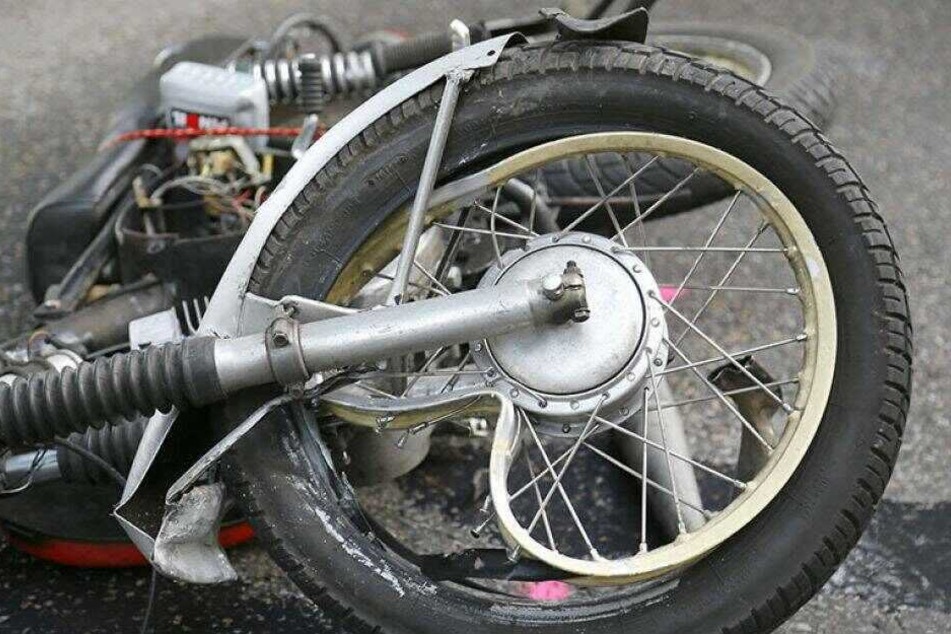 Der Simson-Fahrer rutschte auf die Gegenfahrbahn und krachte mit einem Auto zusammen. (Symbolbild)