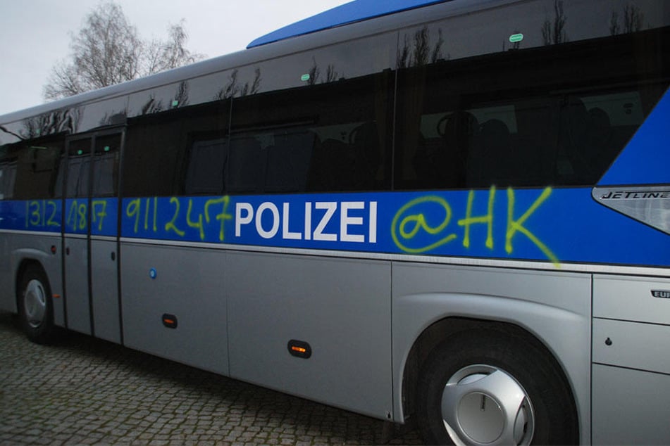 Während das Orchester ein Benefizkonzert gab, wurde der Polizeibus besprüht.