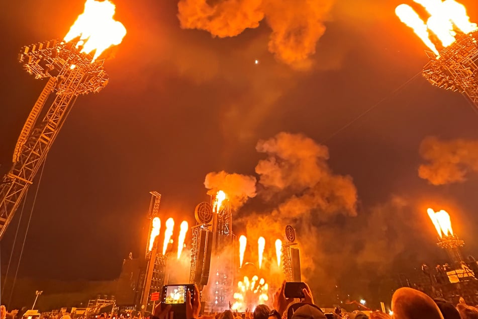 Das Spektakel mit jeder Menge Feuer und Pyrotechnik ließ sich auch Dynamos Interimscoach nicht entgehen.