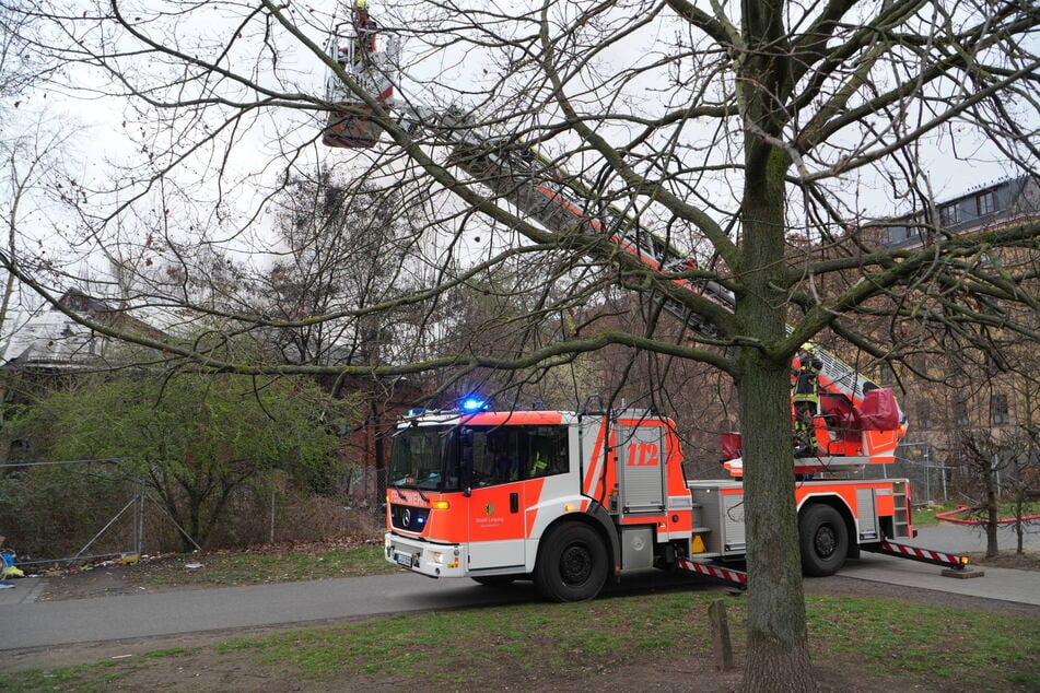 Erneut hat es im alten Lokschuppen im Lene-Voigt-Park gebrannt.