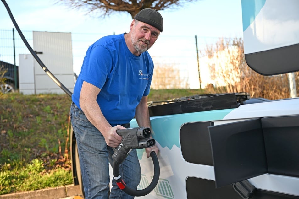 Trucker Uwe Lenk lädt seinen Elektro-Laster auf dem Firmengelände der Zwickauer WP-Spedition. Bis zu zweieinhalb Stunden nimmt das in Anspruch.