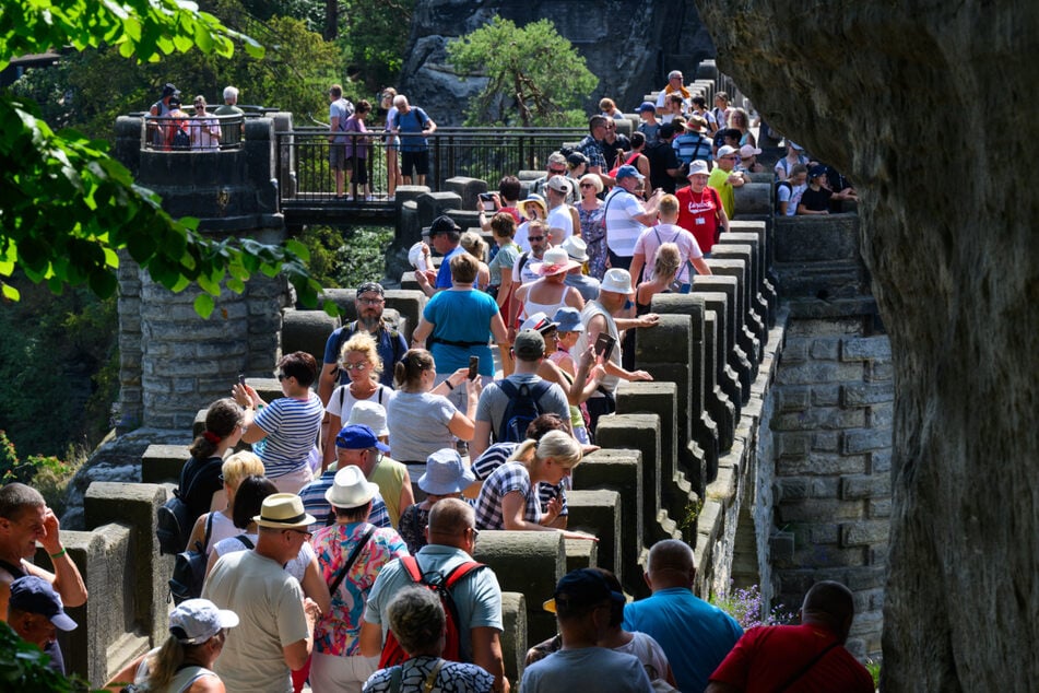Die Basteibrücke ist oft völlig überlaufen von Touristen.