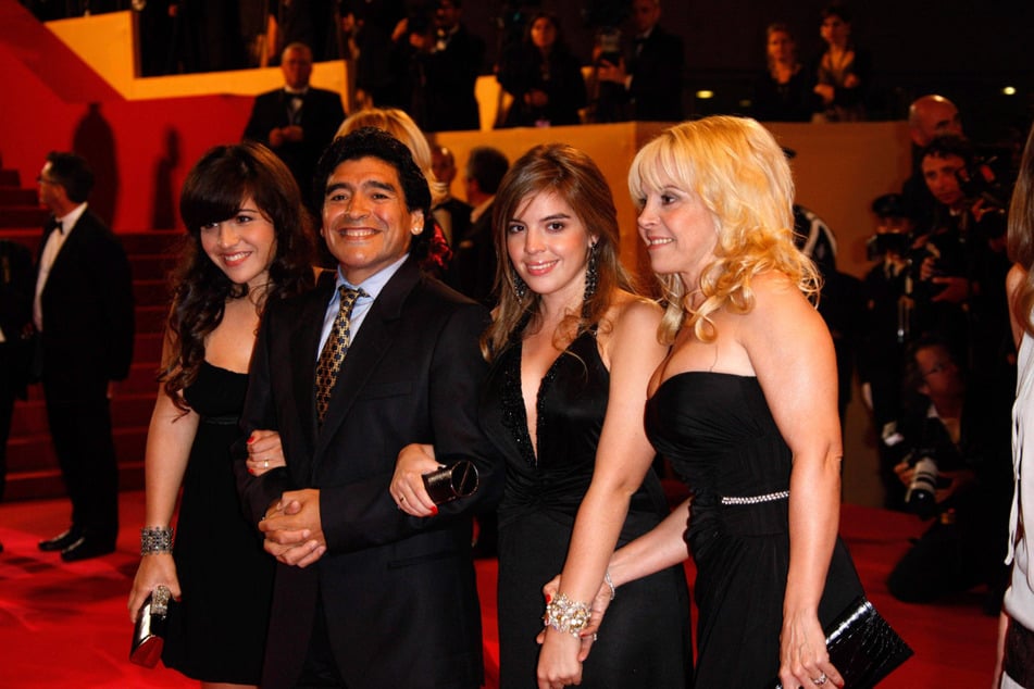 Diego Armando Maradona (†60) im Jahr 2008 beim Cannes Film Festival mit seinen Töchtern Giannina Dinorah (l.) und Dalma Nerea sowie Ehefrau Claudia Villafane (r.).