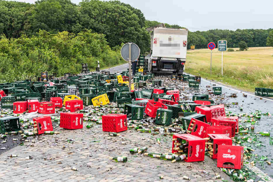 Die Kästen fielen aus dem Lkw und verteilten sich auf der Bundesstraße.