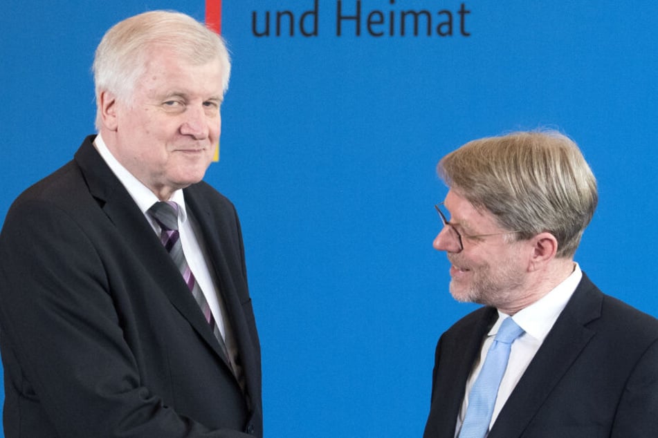 Horst Seehofer (CSU,l) schüttelt Hans-Eckhard Sommer, dem Präsidenten des Bundesamtes für Migration und Flüchtlinge, nach einer Pressekonferenz die Hand.