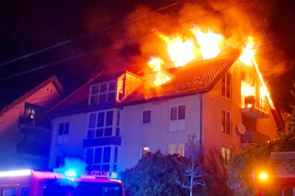 Stuttgart: Kuriose Bitte während Haus in Flammen steht: Feuerwehr soll Hochzeitsanzug retten