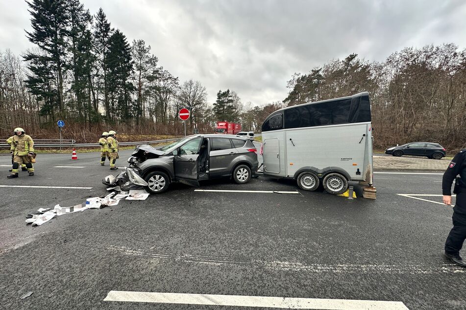 Bei dem Unfall auf der B244 zwischen Helmstedt und Mariental wurden zwei Menschen verletzt.