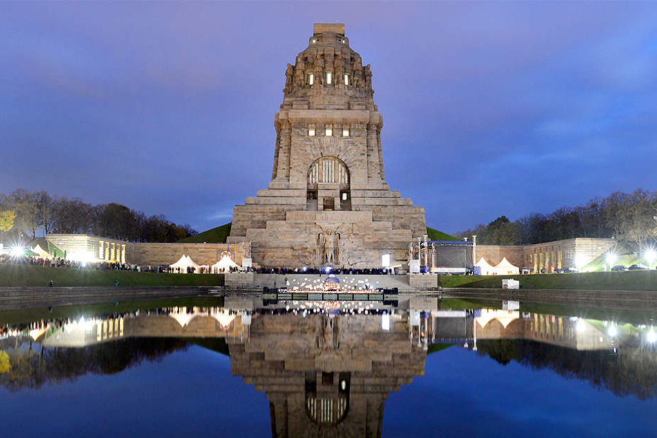 Der Gesang zweier berühmter Leipziger Chöre schallt am Samstag durch das Monument in Leipzig.